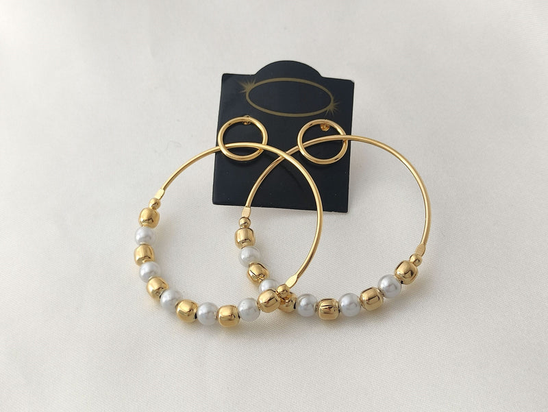 Brinco argola pendurada com pérolas e bolinhas douradas, banhado a ouro, medindo 5,0x4,0cm.