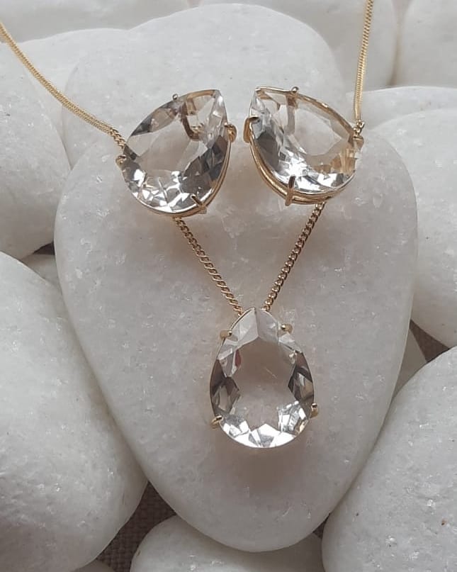 Conjunto Brincos e Colar em Pedra Natural de Cristal Príncipe e corrente com banho Ouro 18k.