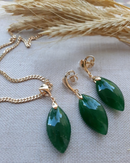 Conjunto Brincos e Colar em Pedra Natural de Quartzo Verde e corrente com banho Ouro 18k.
