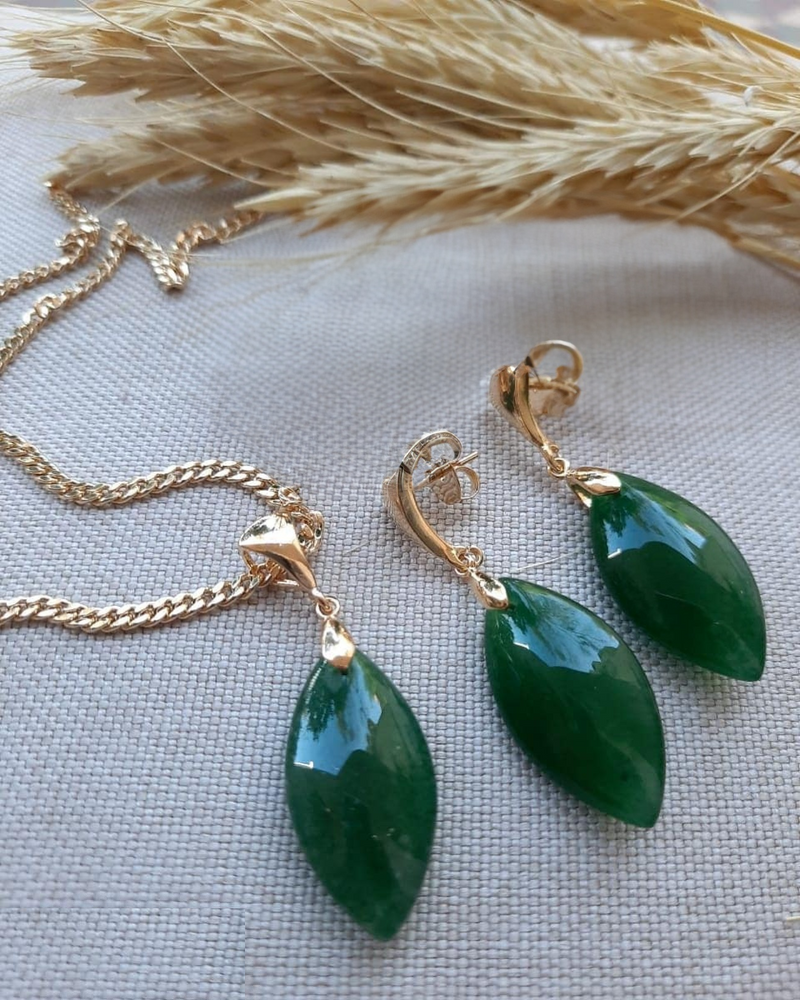 Conjunto Brincos e Colar em Pedra Natural de Quartzo Verde e corrente com banho Ouro 18k.