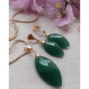 Conjunto Brincos e Colar em Pedra Natural de Quartzo Verde e corrente com banho Ouro 18k.