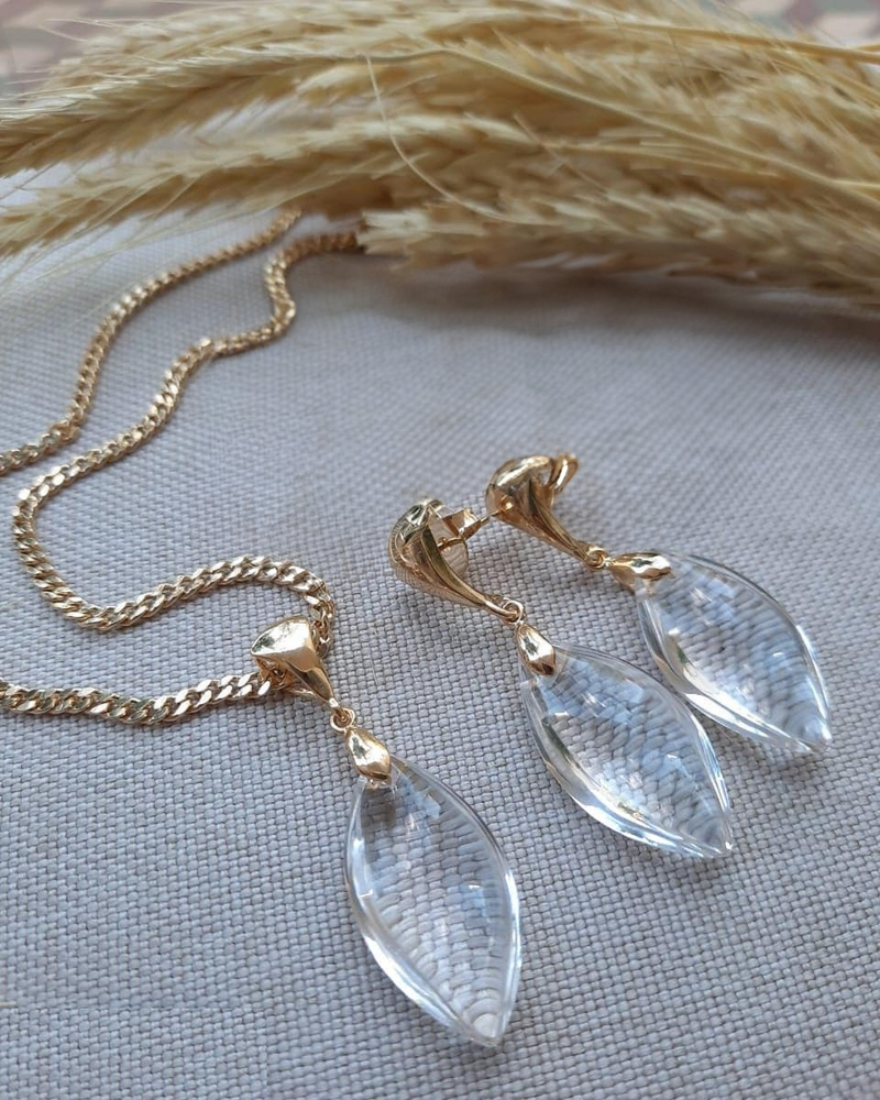 Conjunto Brincos e Colar em Pedra Natural de Cristal Príncipe e corrente com banho Ouro 18k.