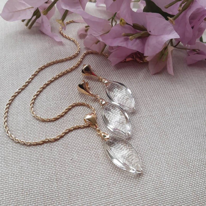 Conjunto Brincos e Colar em Pedra Natural de Cristal Príncipe e corrente com banho Ouro 18k.