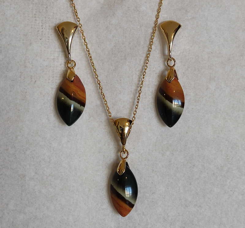 Conjunto de Brincos e Colar em Pedra Natural Jaspe Policromo em banho de ouro 18k.