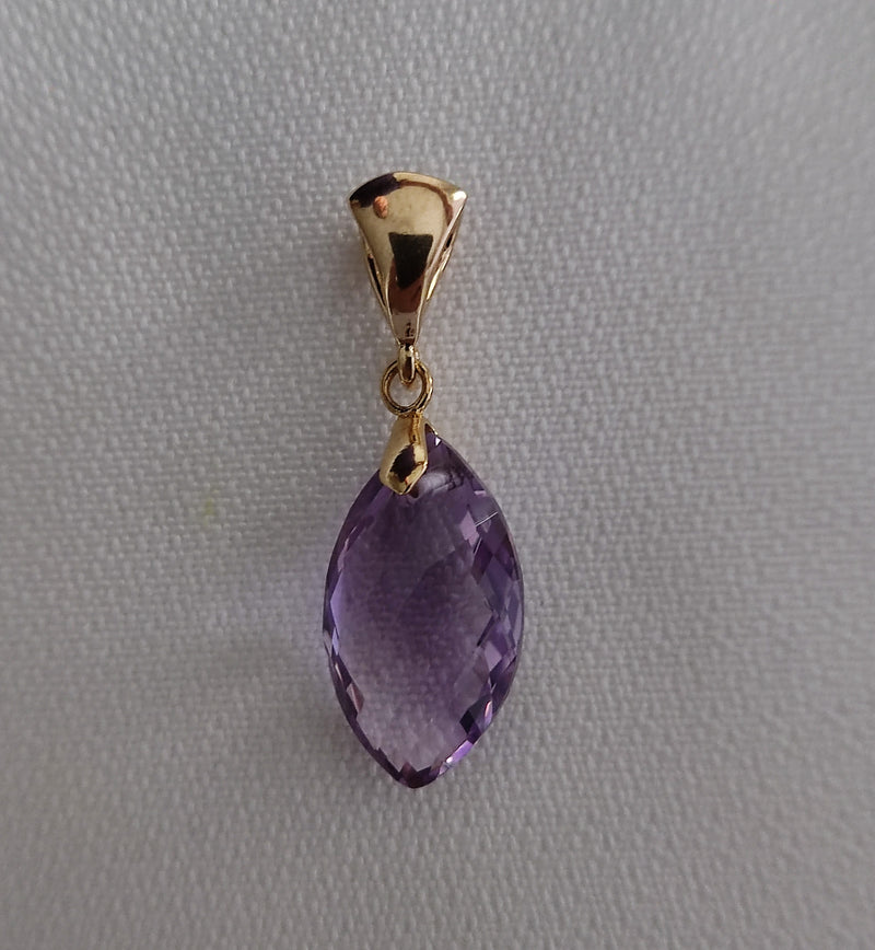 Pingente Navete em Pedra Natural Ametista com banho Ouro 18k (corrente não inclusa).
