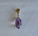 Pingente Navete em Pedra Natural Ametista com banho Ouro 18k (corrente não inclusa).