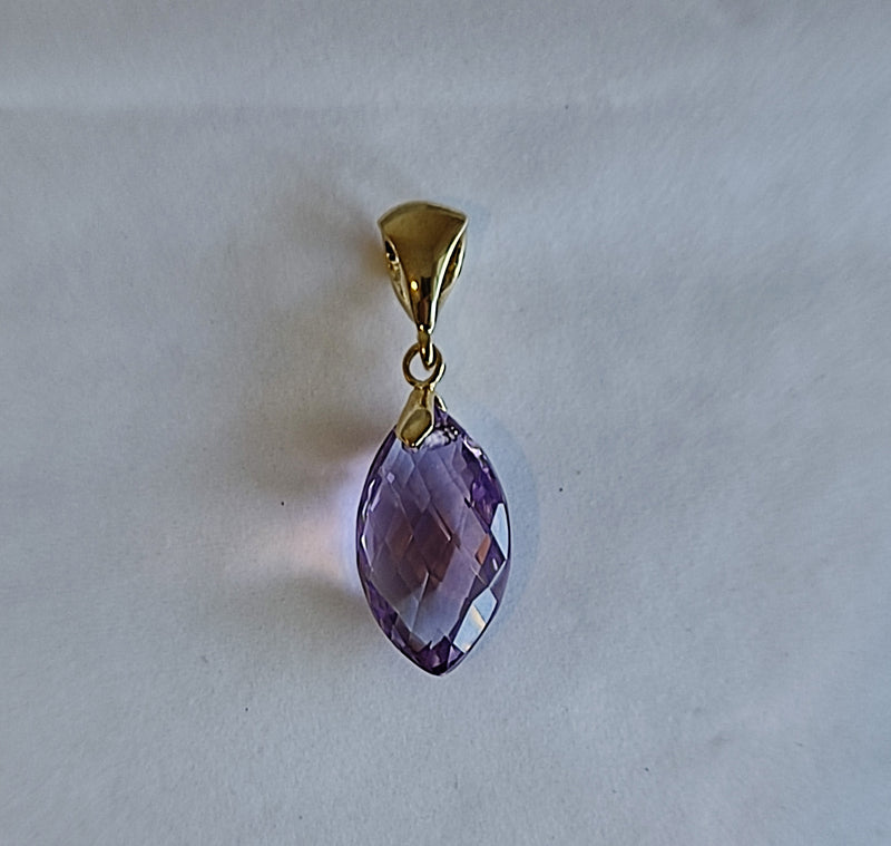 Pingente Navete em Pedra Natural Ametista com banho Ouro 18k (corrente não inclusa).