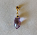 Pingente Navete em Pedra Natural Ametista com banho Ouro 18k (corrente não inclusa).