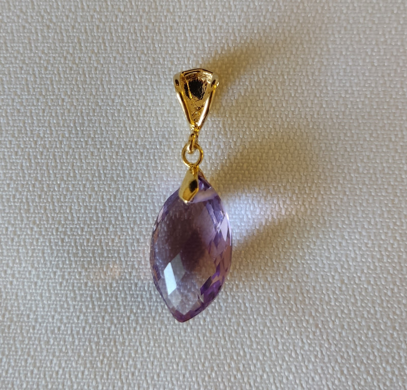 Pingente Navete em Pedra Natural Ametista com banho Ouro 18k (corrente não inclusa).