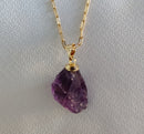 Corrente com Pingente em Pedra Natural bruta Ametista com banho Ouro 18k.