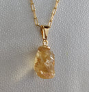 Corrente com Pingente em Pedra Natural bruta Citrino com banho Ouro 18k.