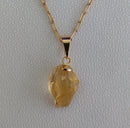 Corrente com Pingente em Pedra Natural bruta Citrino com banho Ouro 18k.