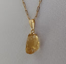 Corrente com Pingente em Pedra Natural bruta Citrino com banho Ouro 18k.