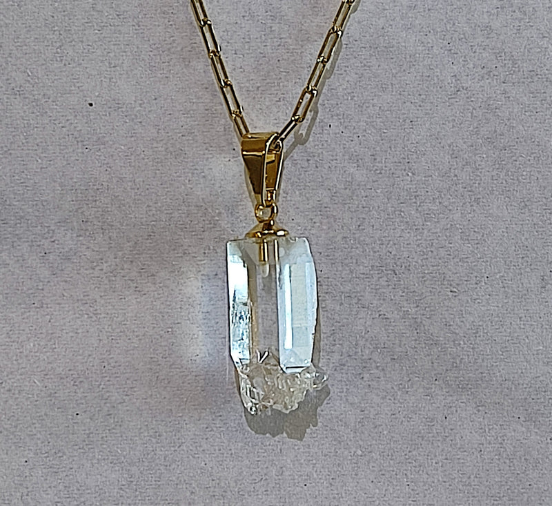 Corrente com Pingente em Pedra Natural bruta Cristal Príncipe com banho Ouro 18k.