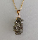 Corrente com Pingente em Pedra Natural bruta Pirita com banho Ouro 18k.