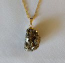 Corrente com Pingente em Pedra Natural bruta Pirita com banho Ouro 18k.