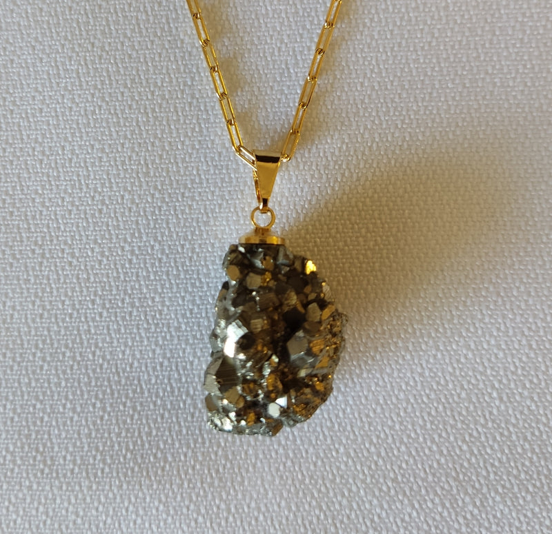 Corrente com Pingente em Pedra Natural bruta Pirita com banho Ouro 18k.