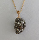 Corrente com Pingente em Pedra Natural bruta Pirita com banho Ouro 18k.