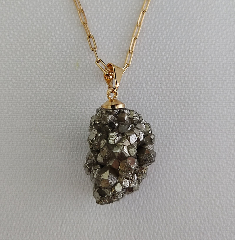Corrente com Pingente em Pedra Natural bruta Pirita com banho Ouro 18k.