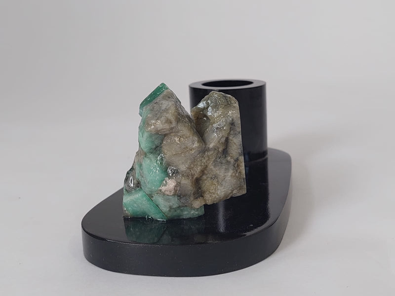 Porta-canetas em Esmeralda bruta com base de Biotita natural.