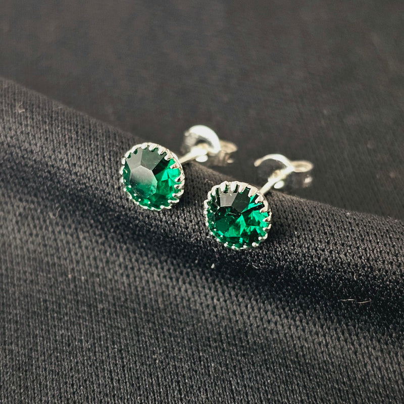 Brinco pedra verde esmeralda, banhado a prata, medindo 0,7cm.