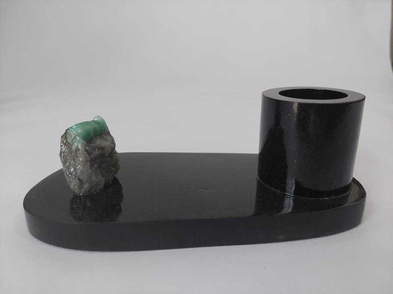 Porta-canetas em Esmeralda bruta com base de Biotita natural.