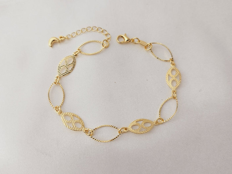 Pulseira com elo oval vazado e elo com X no meio, banhado a ouro, medindo 20cm com extensor e Lua na ponta.