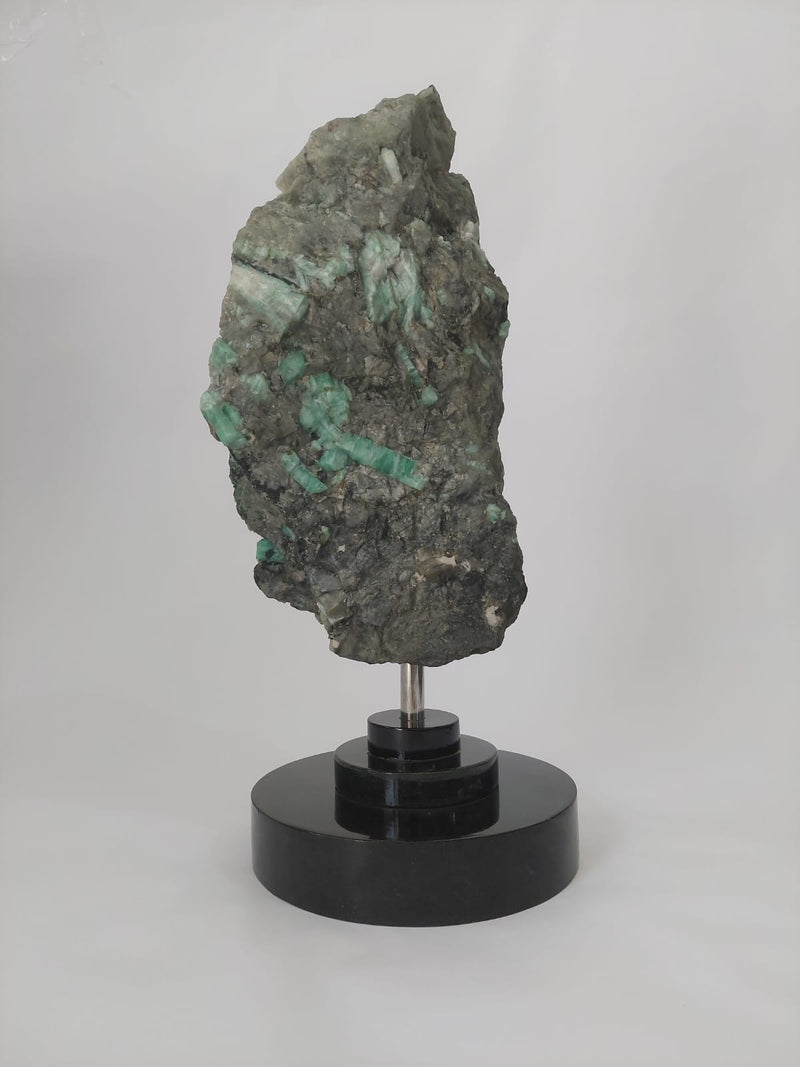Peça de Esmeralda bruta em base de Biotita natural com 6,4 Kg.