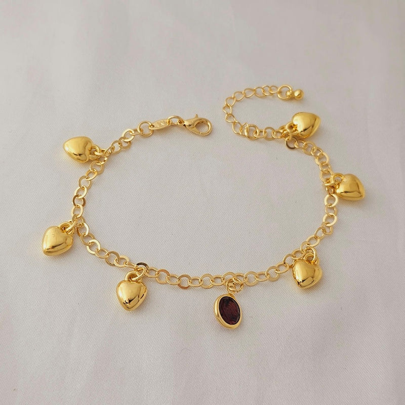 Pulseira de elo portugues com 6 corações e zircônia marrom no centro, banhada a ouro, medindo 22cm com extensor.