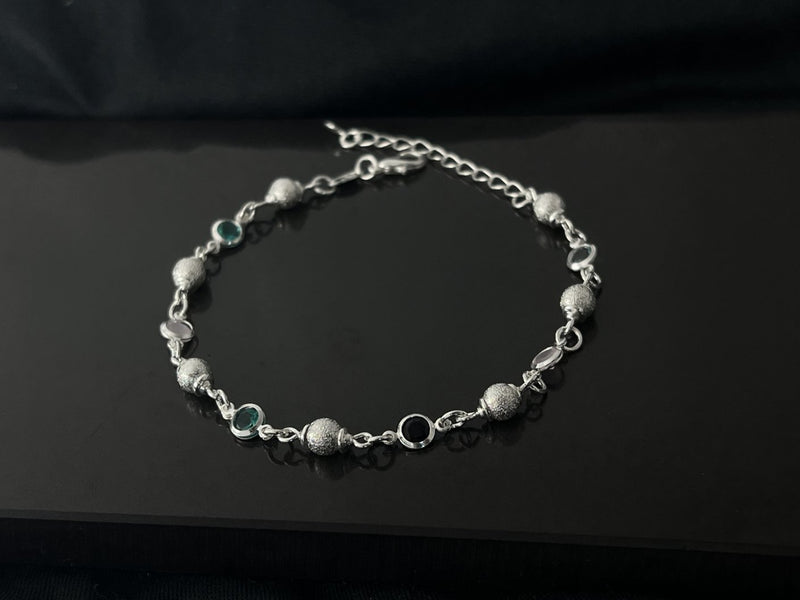 Pulseira com bolas medias jateadas e zircônias coloridas banhada a prata, medindo 23cm com extensor.
