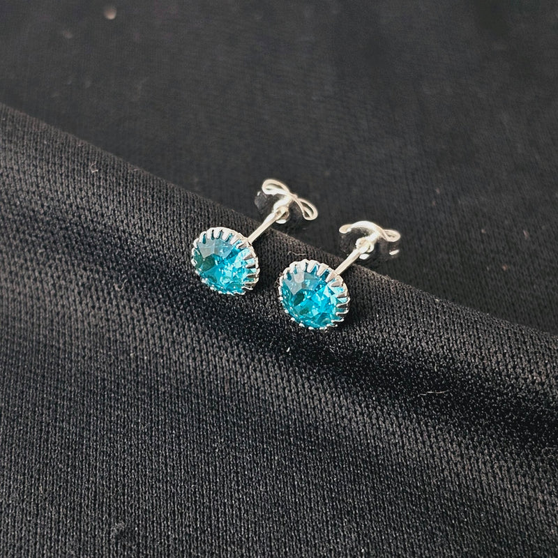 Brinco pedra verde aquamarine, banhado a prata, medindo 0,7cm.