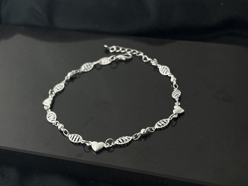 Pulseira com círculo vazado, com 1 coração escrito Fé e pedra sintética pendurada, banhada a prata, 21cm com extensor.