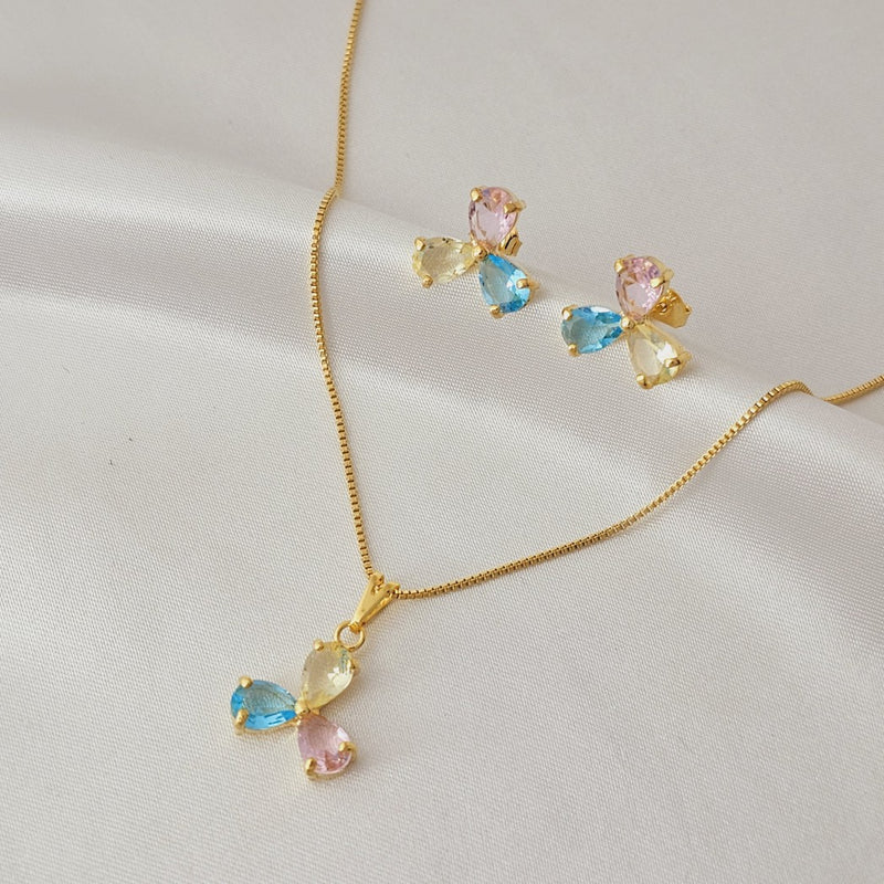 Conjunto Trevo de 3 pontas zircônia colorido, banhado a ouro, Brinco e Pingente medindo 1,3cm, Corrente 45 cm.