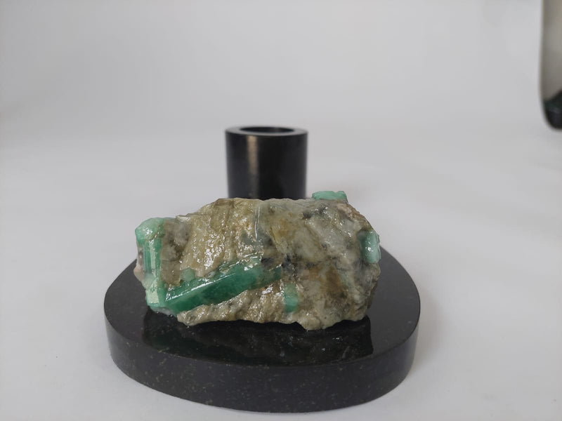 Porta-canetas em Esmeralda bruta com base de Biotita natural.