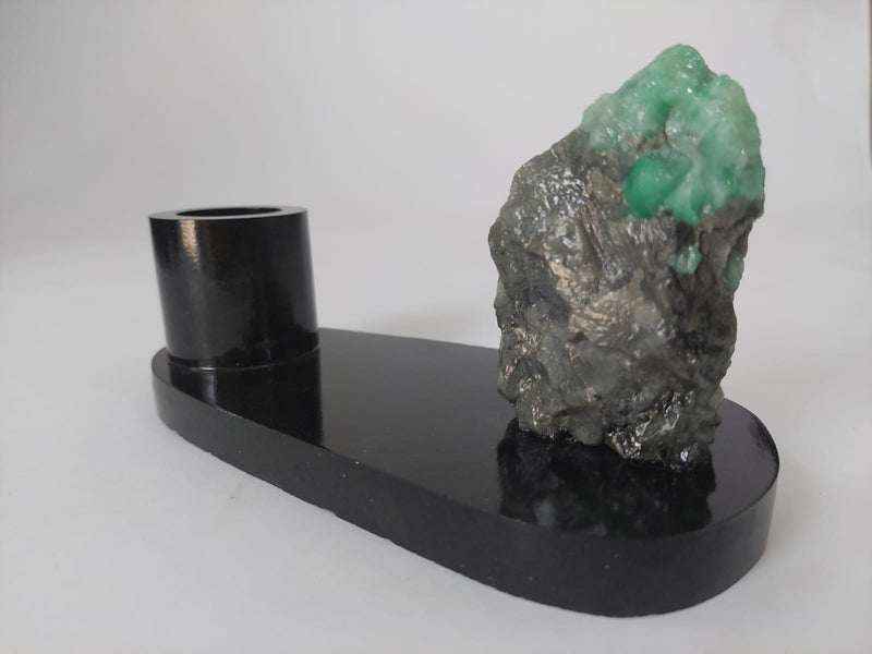 Porta-canetas em Esmeralda bruta com base de Biotita natural.