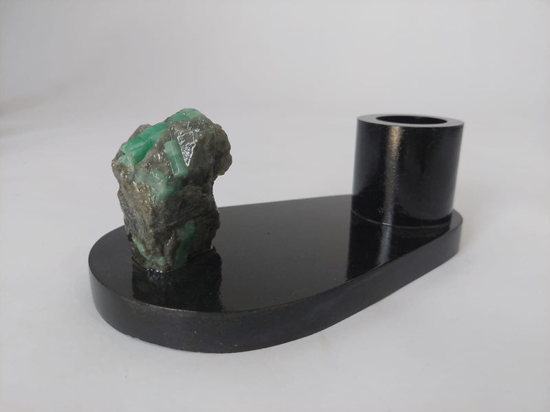 Porta-canetas em Esmeralda bruta com base de Biotita natural.