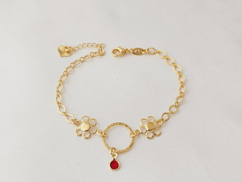 Pulseira com 2 flores e circulo vazada e zircônia no meio banhado a ouro, medindo 20cm com extensor.