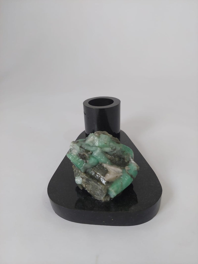 Porta-canetas em Esmeralda bruta com base de Biotita natural.