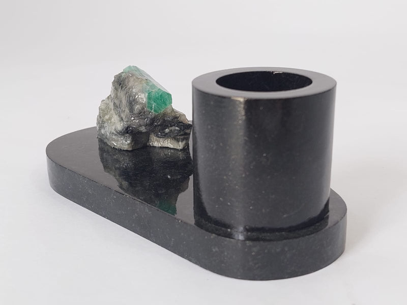 Porta-canetas em Esmeralda bruta com base de Biotita natural.