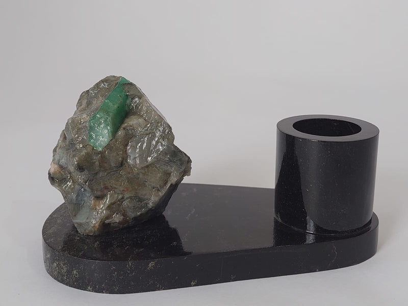 Porta-canetas em Esmeralda bruta com base de Biotita natural.