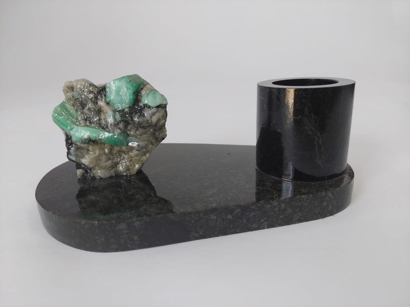 Porta-canetas em Esmeralda bruta com base de Biotita natural.