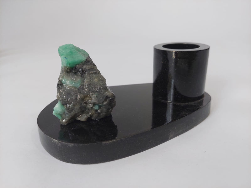 Porta-canetas em Esmeralda bruta com base de Biotita natural.