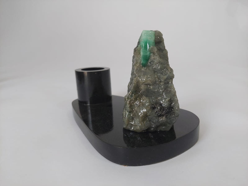 Porta-canetas em Esmeralda bruta com base de Biotita natural.