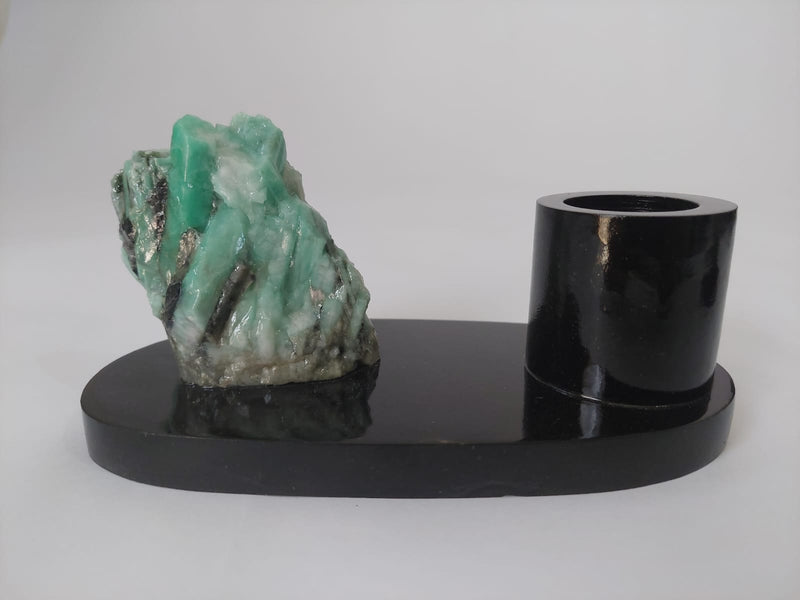 Porta-canetas em Esmeralda bruta com base de Biotina natural.