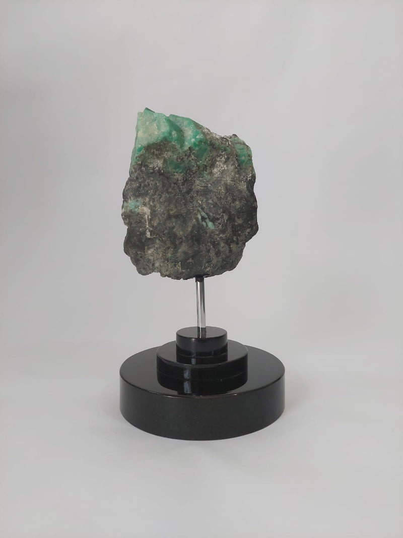Peça de Esmeralda bruta em base de Biotita natural com 5,3 Kg.