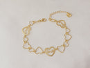 Pulseira de coração vazado e coração escrito love, banhado a ouro, medindo 21cm com extensor.