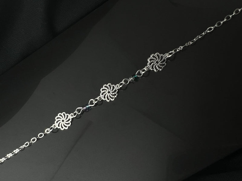 Tornozeleira com flores e pedrinhas coloridas, banhada a prata, medindo 30cm com extensor.